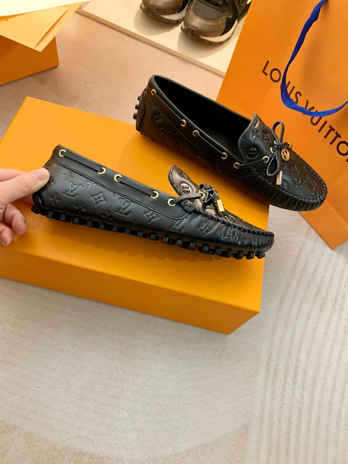 p460💰Couple model❤️🇫🇷 𝙇𝙤𝙪𝙞𝙨 𝙑𝙪𝙞𝙩𝙩𝙤𝙣 🇫🇷Louis Vuitton 2023 Classic𝓛𝓿 𝓣𝓻𝓪𝓲𝓷𝓮𝓻 Sports Series ➪➪➪¯ [Arizona Doudou Shoes Series] ▪️▪️▪️Arizona slip-on shoes are made of Monogram Eclipse canvas. Its hand-painted and dyed edges and hand-sewn uppers fully demonstrate Louis Vuitton's traditional shoemaking craftsmanship. This slip-on shoe is very lightweight. The integrated tongue and upper make it particularly comfortable and flexible. The soft outsole is equipped with rubber padding. Decorated with matching sash. Detailed features: ☑️Monogram Eclipse canvas ☑️Black Eclipse pattern ☑️Hand-painted shoe edges ☑️Hand-sewn uppers (each pair takes time to process) ☑️Integrated tongue and upper construction ☑️Outsole equipped with rubber lining ☑️size: 35_46